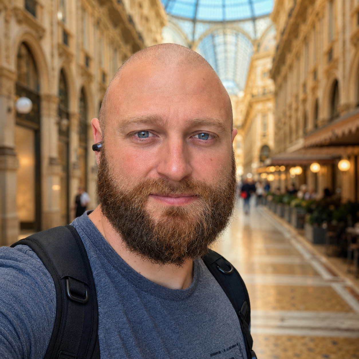 Bruno Vanhamme, architecte cloud et entrepreneur, photographié dans la Galleria Vittorio Emanuele II à Milan
